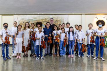 Projeto social oferece aulas de violino para estudantes de Piracicaba